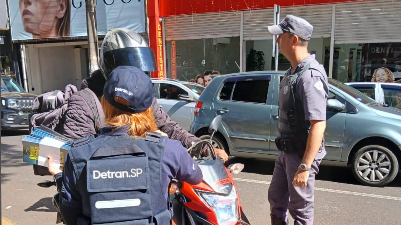 PM e Detran orientam motoristas sobre segurança no trânsito