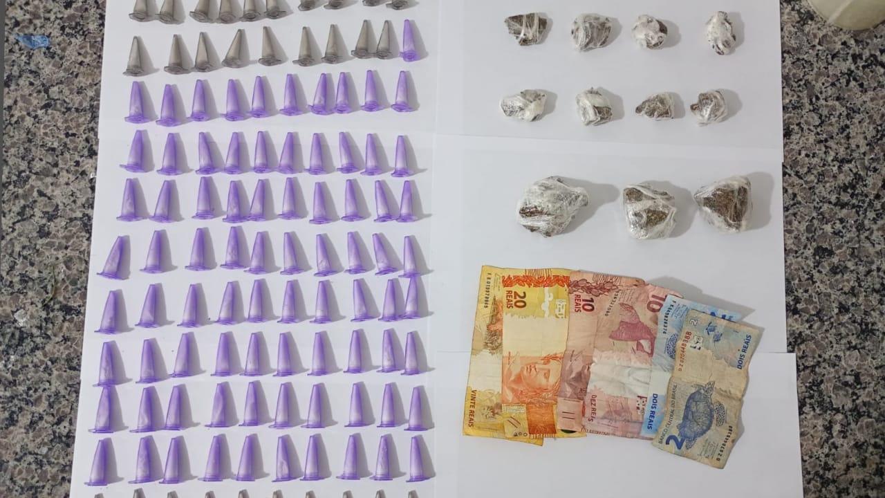 PM prende traficante que escondia pinos de cocaína em árvore