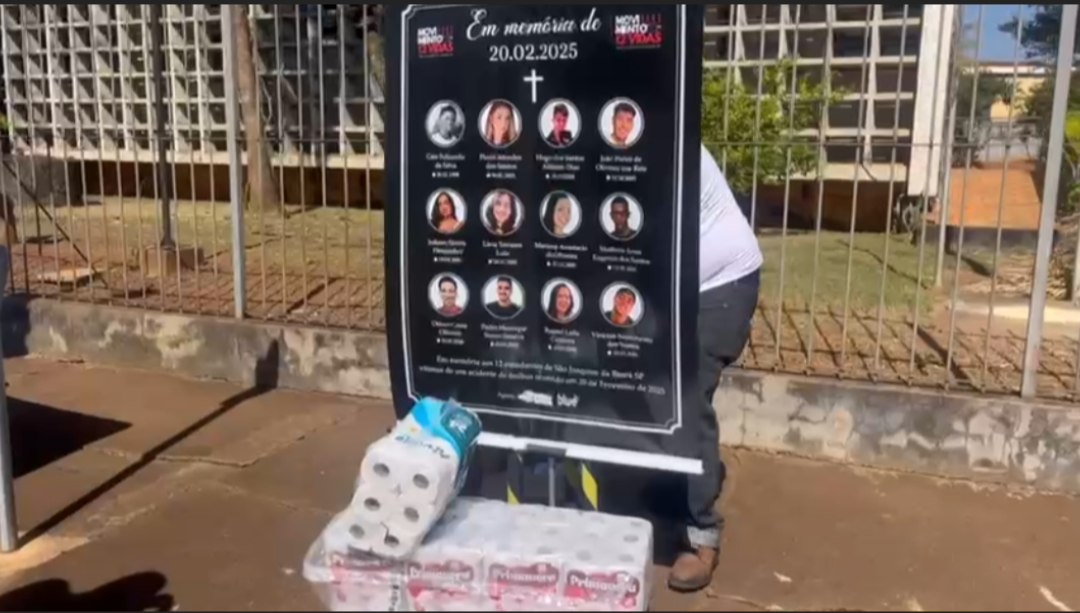 Familiares e amigos de universitários pedem justiça em frente ao Fórum