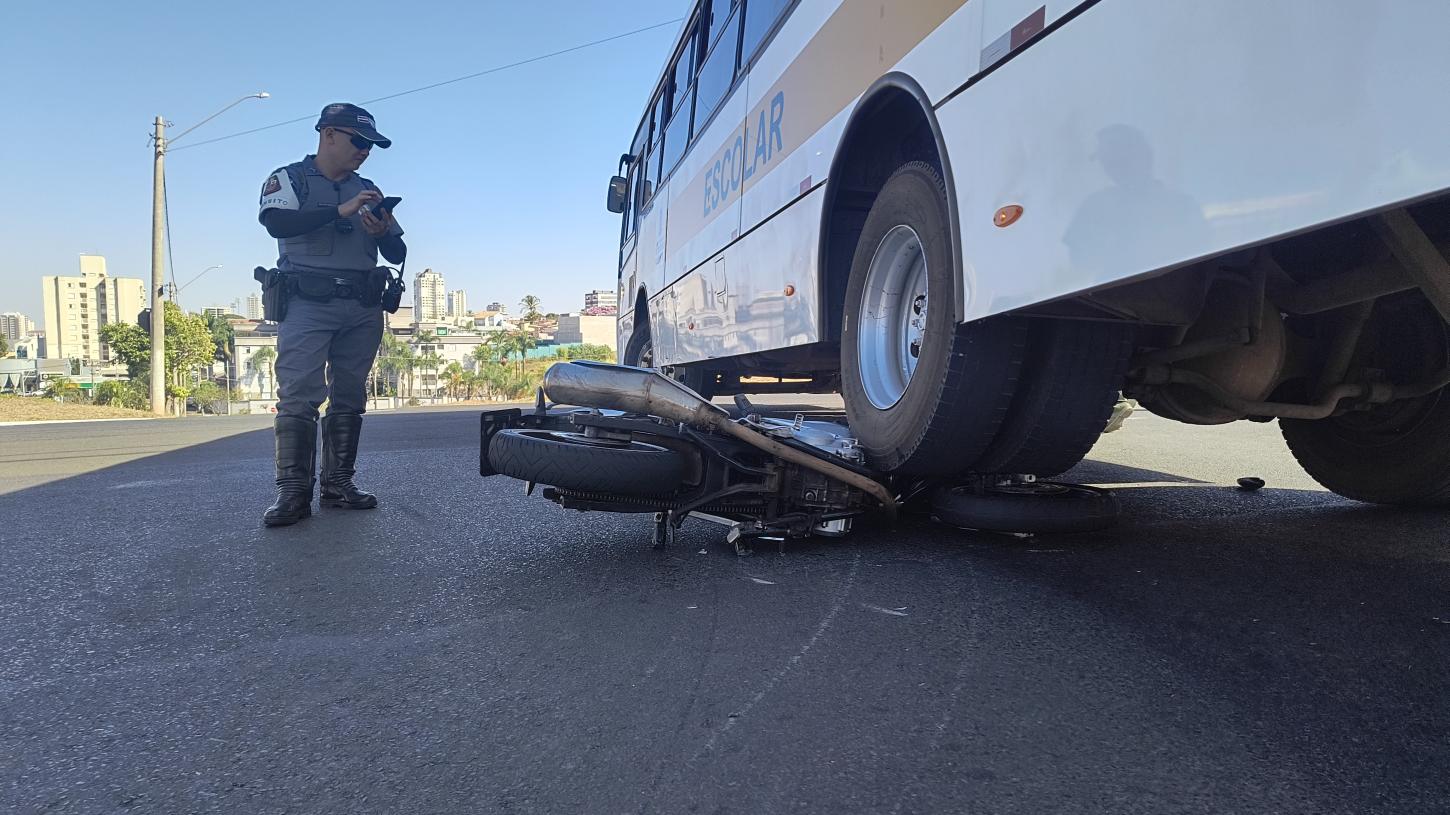 Moto vai parar embaixo de ônibus na avenida Vereador José Granzotte