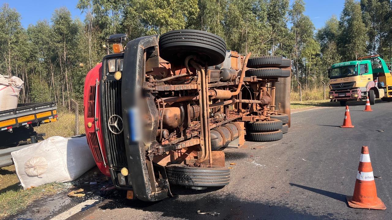 Caminhão perde o freio e tomba na rodovia Engenheiro Ronan Rocha