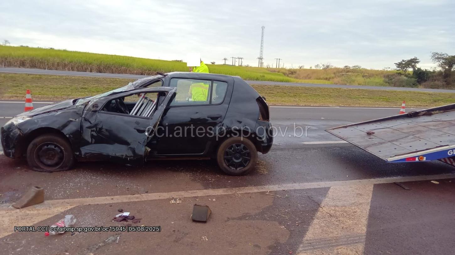 Capotamento deixa uma pessoa morta e outra ferida na região