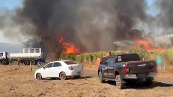 Incêndio de grandes proporções atinge serra e canavial na região
