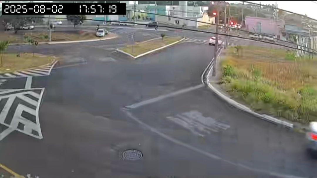 Câmera flagrou acidente na avenida Nelson Nogueira próximo a UPA