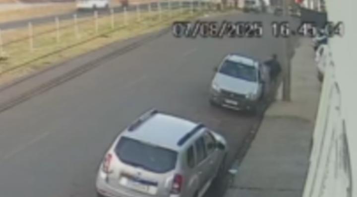 Câmera flagra homem furtando lata de tinta da carroceria de caminhonete