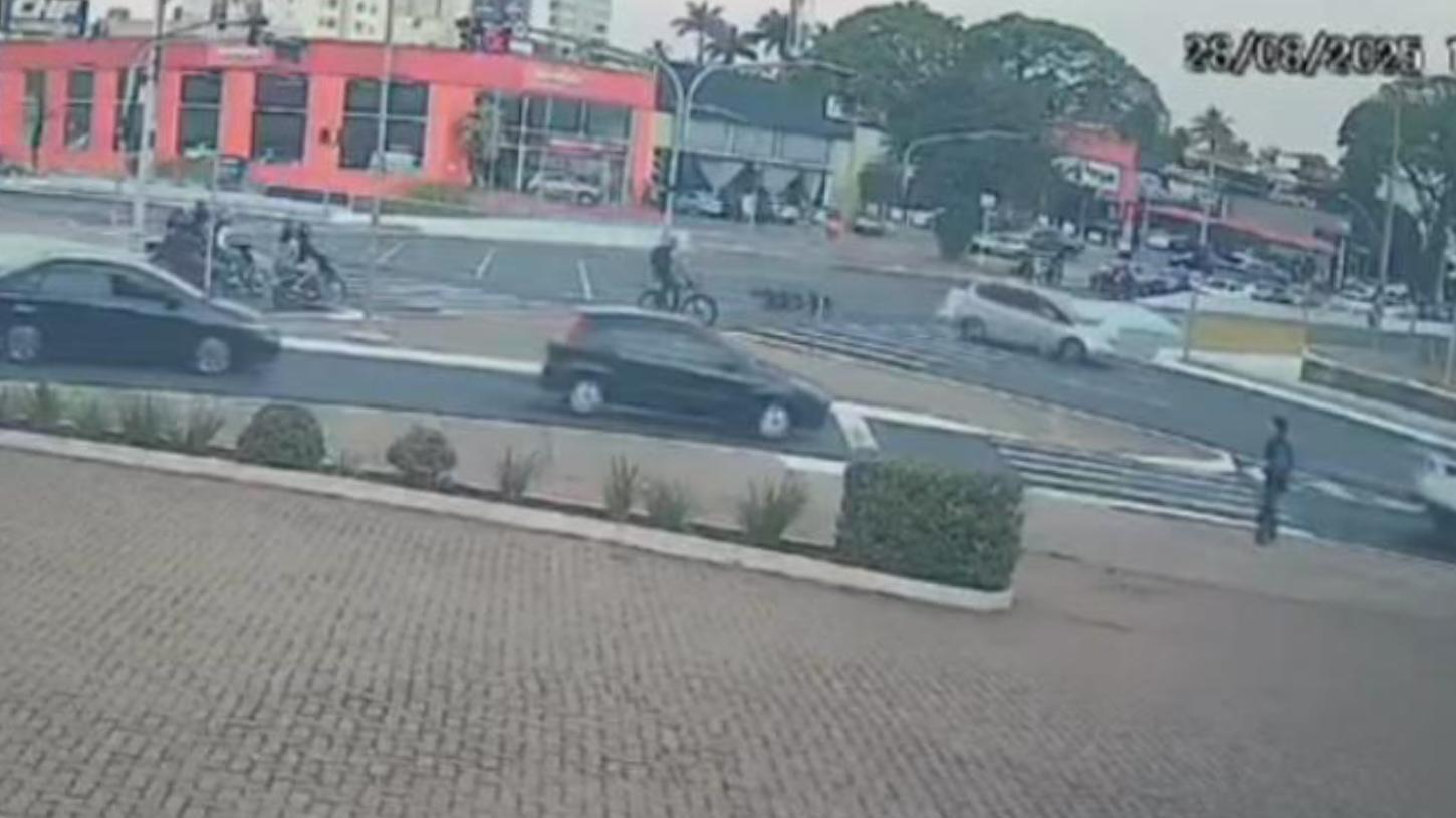 Câmera flagra motociclista sendo arremessado após colisão com carro