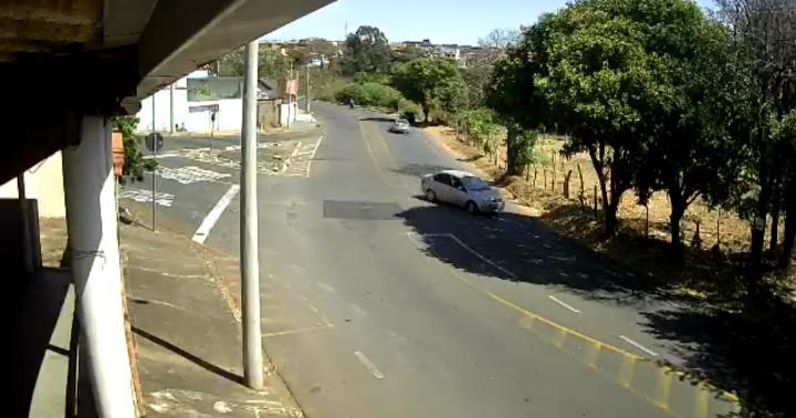 Motorista perde controle em curva e bate carro em poste