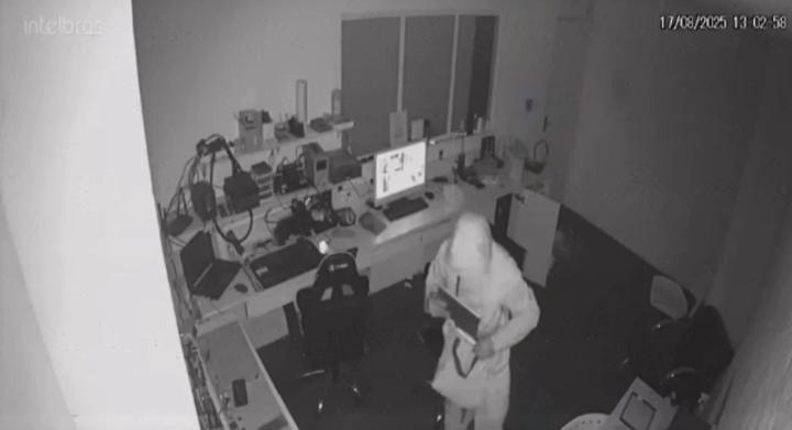 Câmeras flagram ação de criminoso em loja de eletrônicos no Centro