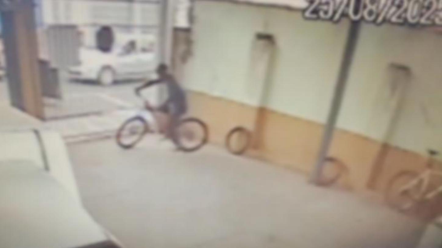Câmeras registram furto de bicicleta avaliada em R$ 3 mil no Centro