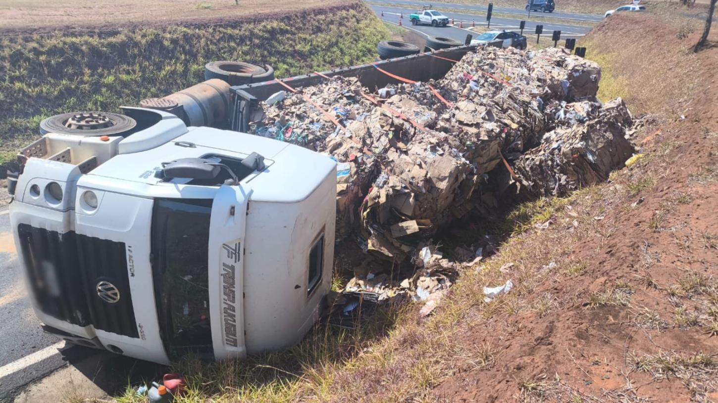 Caminhão com papel reciclável tomba em alça de acesso da Cândido Portinari