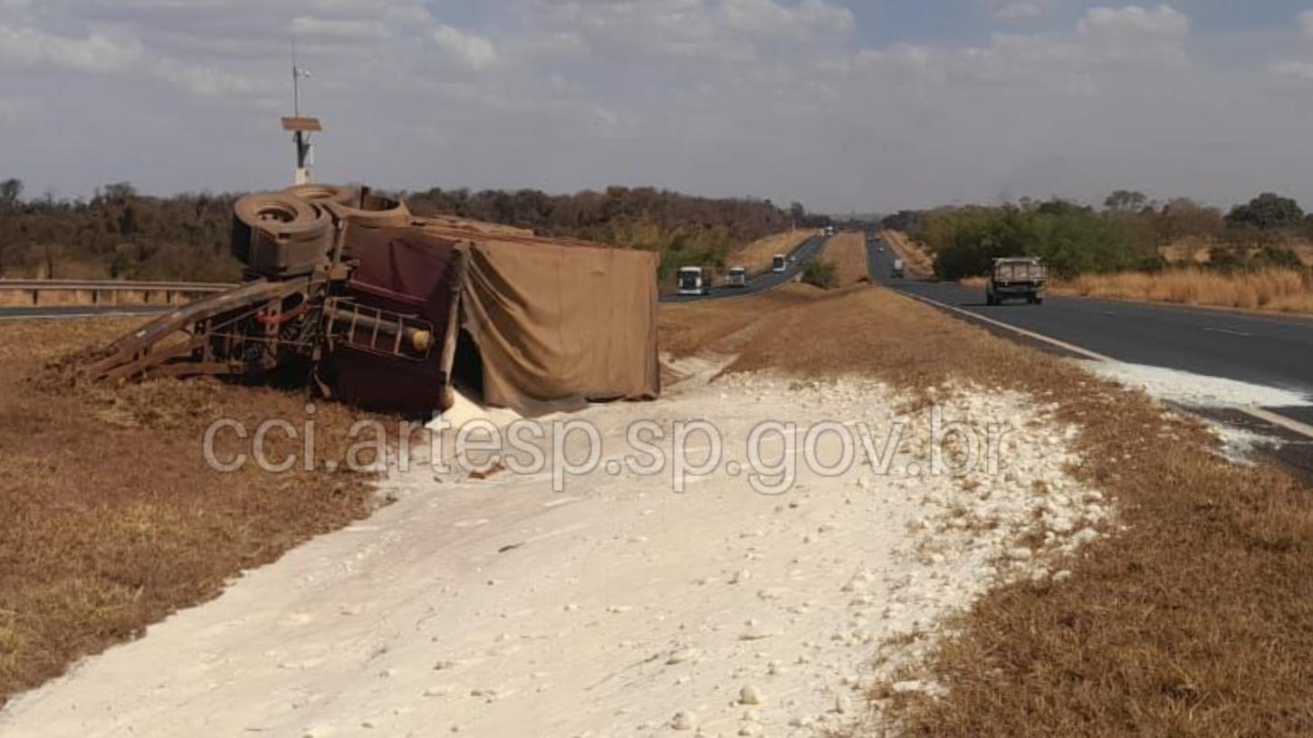 Carreta carregada com 46 toneladas de açúcar tomba em rodovia