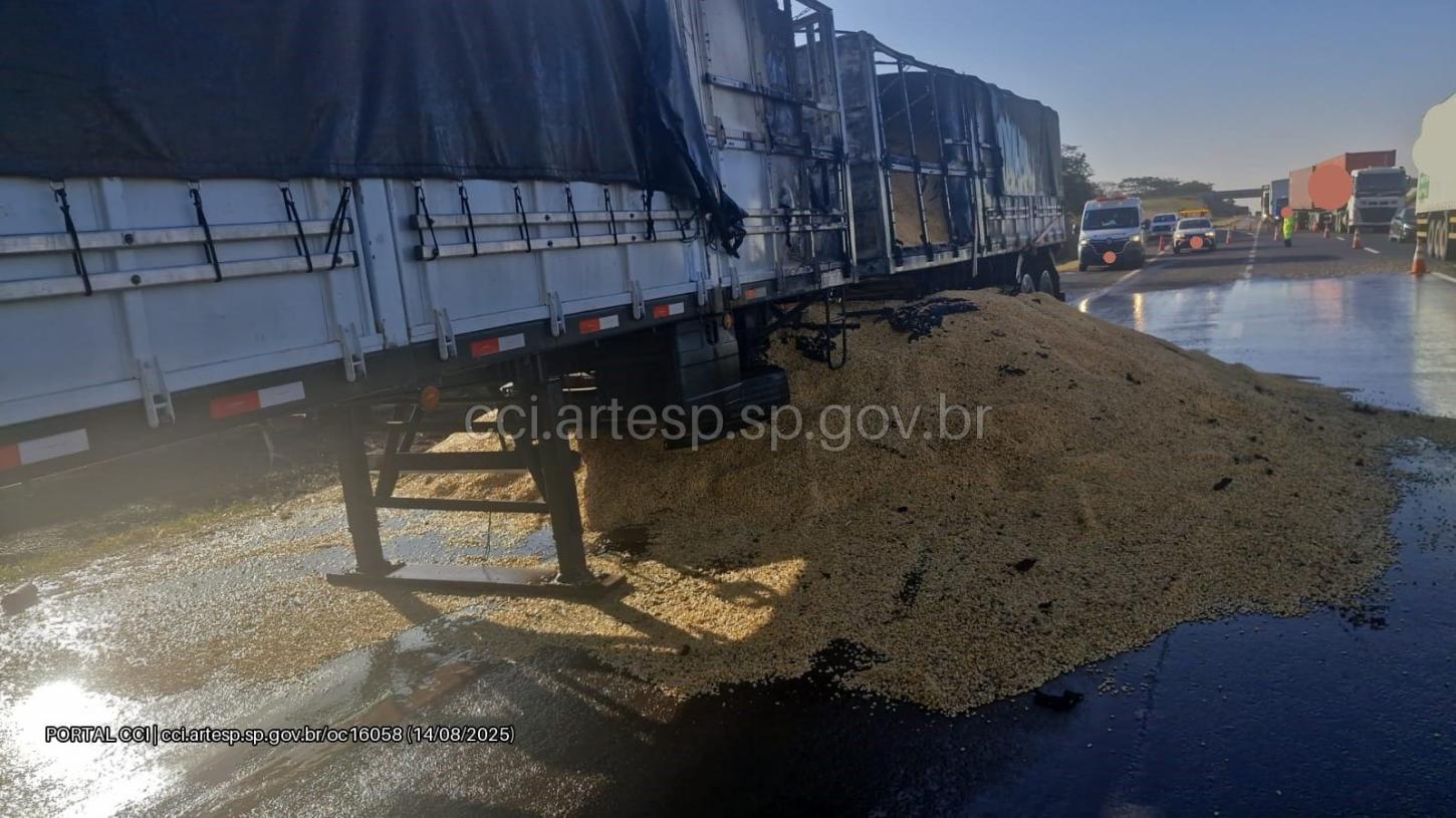 Carreta com 35 toneladas de milho pega fogo em rodovia da região