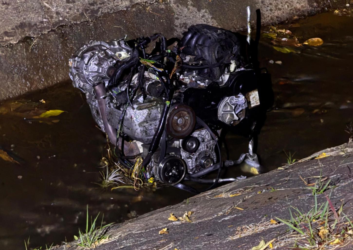 Carro bate em poste, capota e motor vai parar no córrego Cubatão