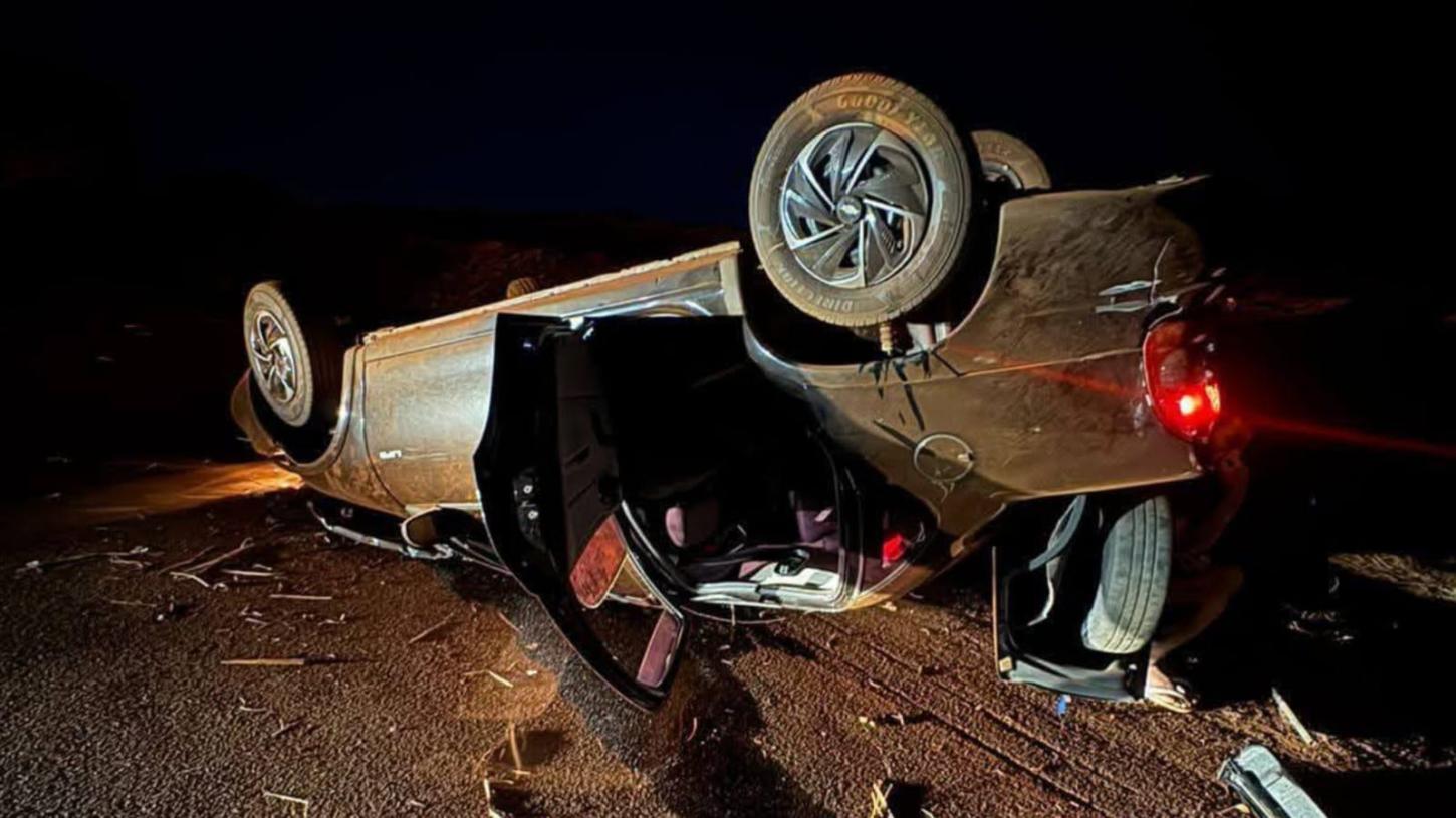 Carro capota em curva e deixa dois feridos em estrada vicinal