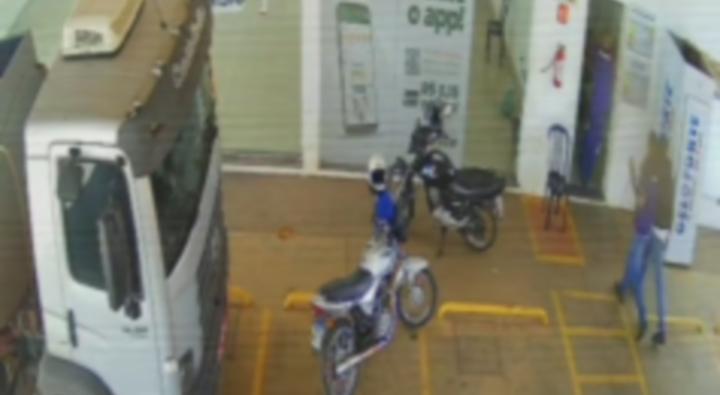 Criminosos assaltam posto de combustíveis e levam dinheiro