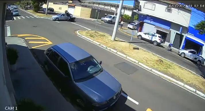 Entregador fica ferido em colisão entre carro e moto no Ângela Rosa