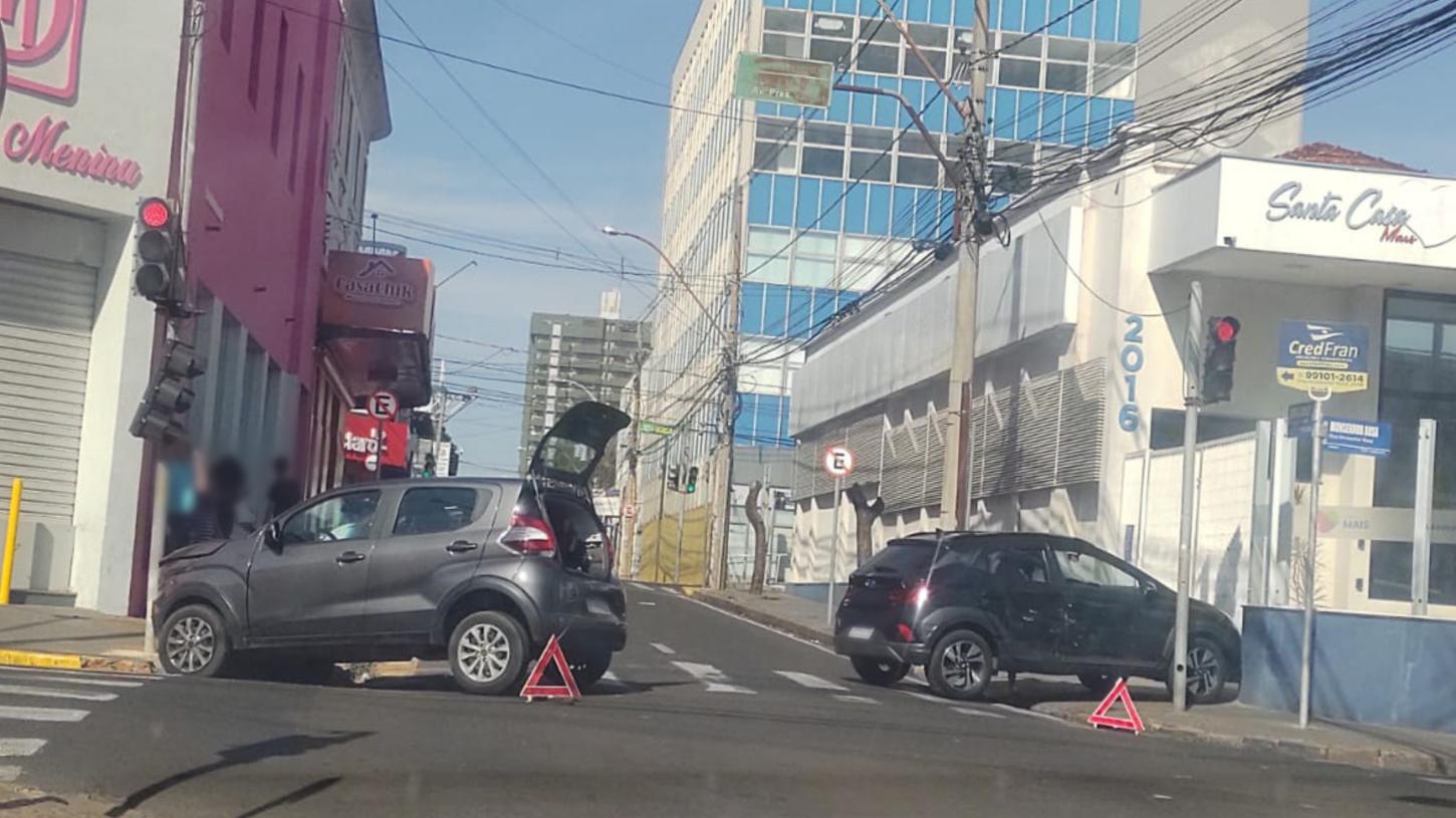Colisão entre veículos deixa duas pessoas feridas no Centro de Franca