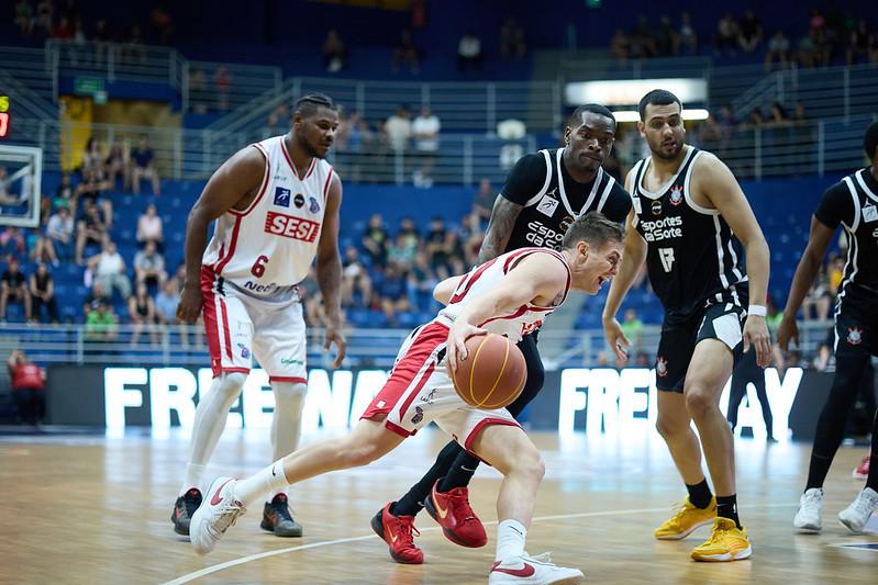 Franca repudia ato de racismo em partida contra o Corinthians