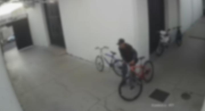 Câmeras flagram ladrão furtando bicicletas no Distrito Industrial