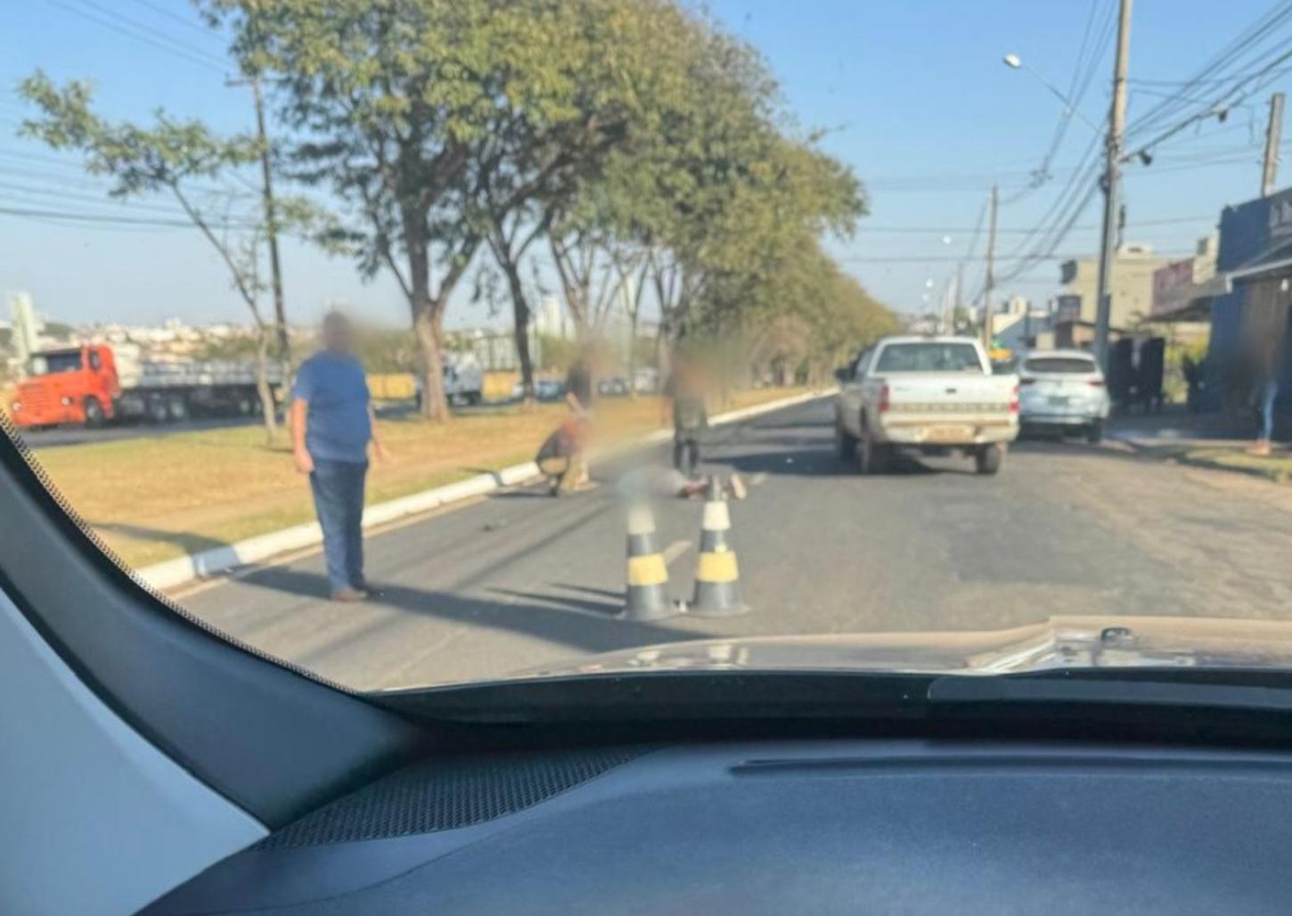 Homem é atropelado por carro na avenida São Vicente