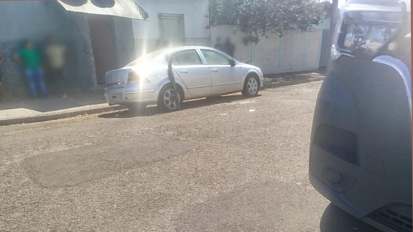 Homem é encontrado morto dentro de carro; polícia investiga o caso