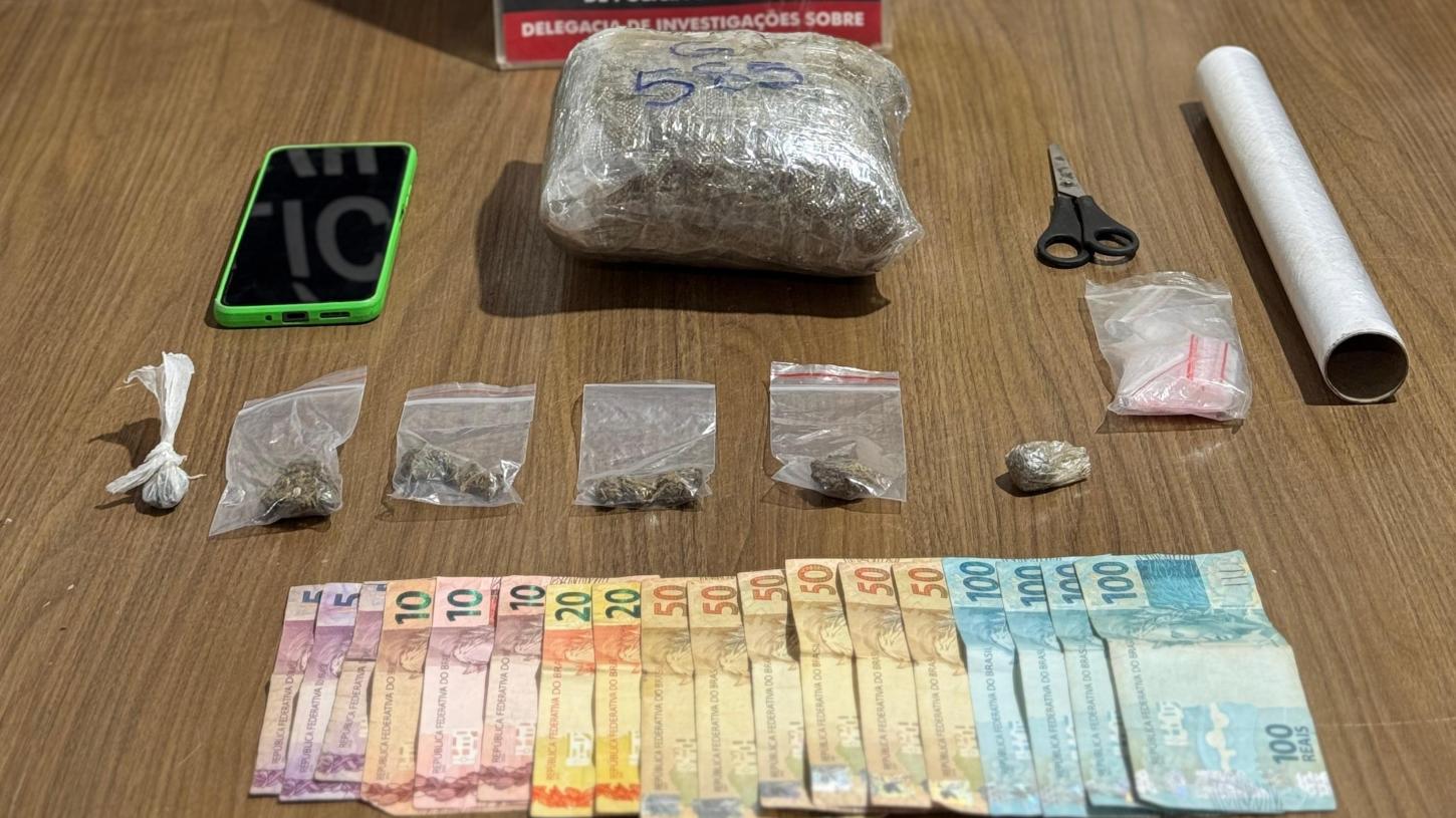 Homem é preso por tráfico de drogas após denúncia na Vila São Sebastião