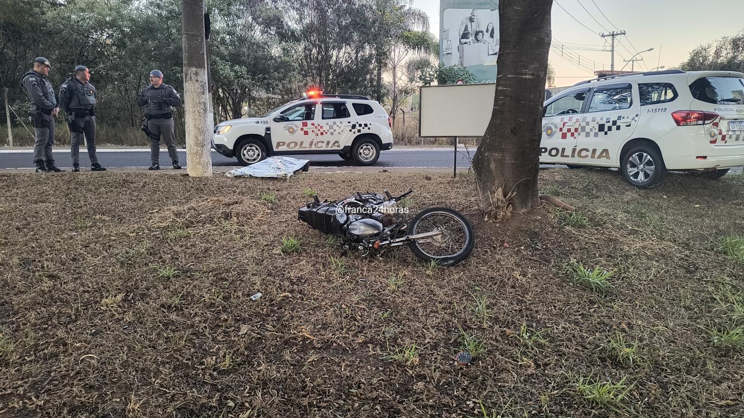 Homem que morreu após bater moto em árvore ainda não foi identificado