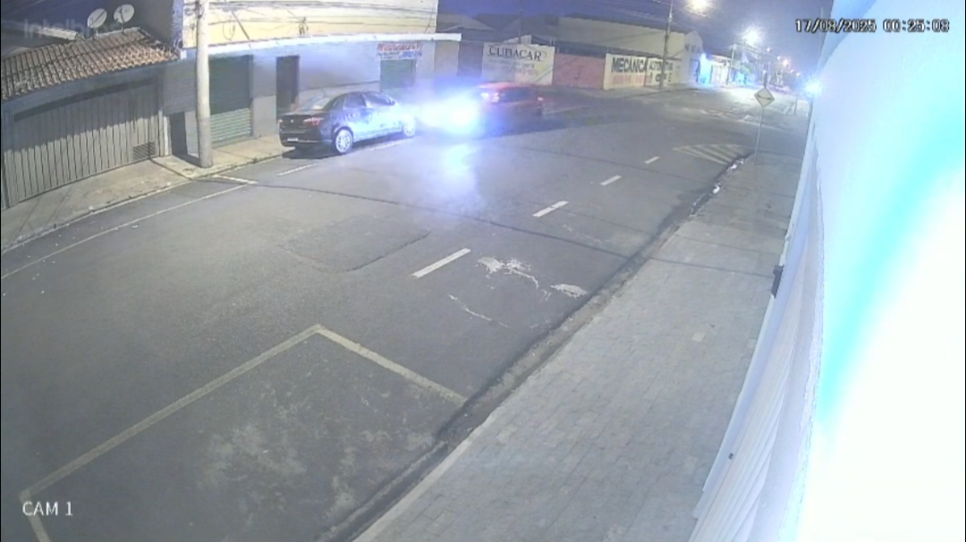 Homem atingiu carro estacionado antes de bater em portão de parque