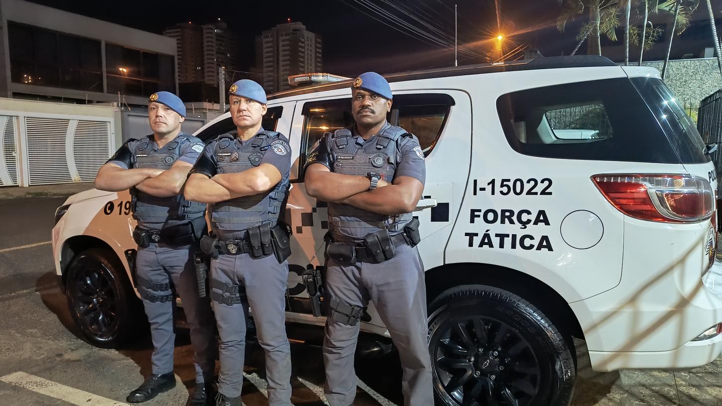 Traficante tenta fugir da Força Tática, se esconde próximo a córrego e é preso