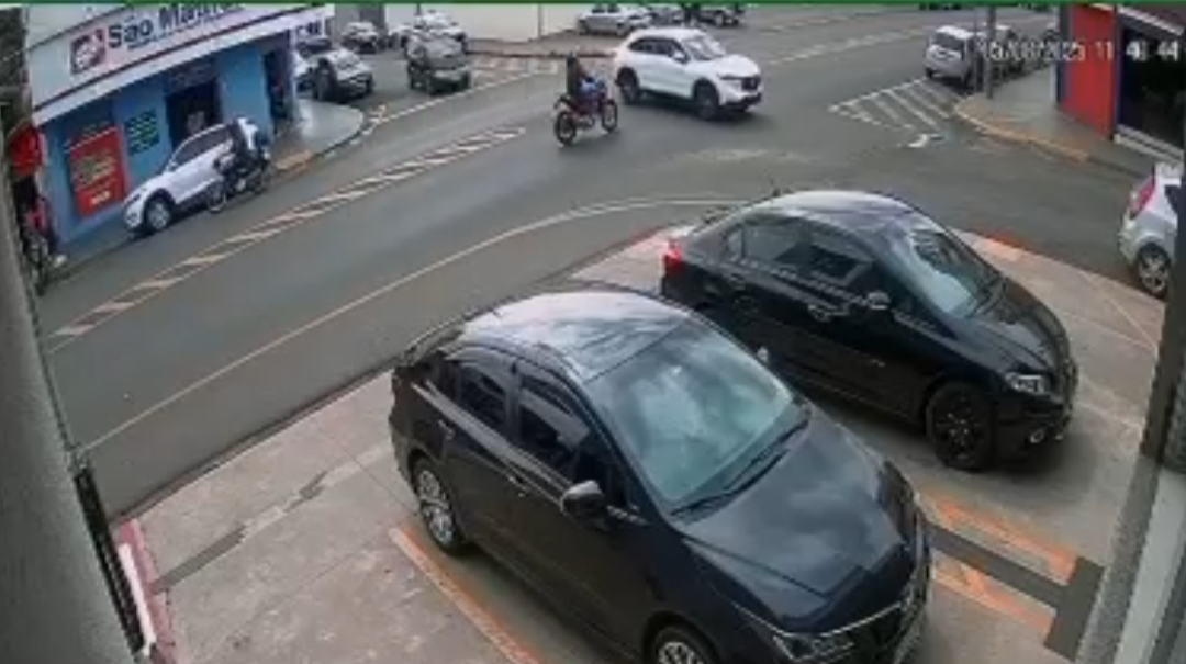 Motociclista sofre fratura no braço em acidente na avenida Brasil