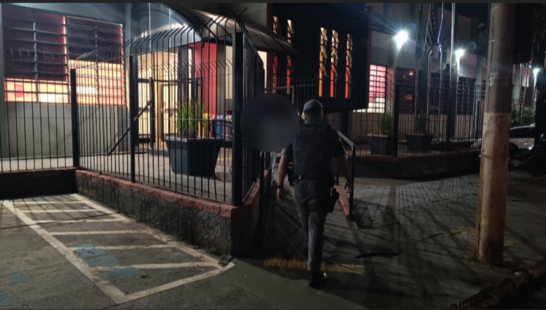 Traficante é capturada pela Força Tática ao tomar cerveja em bar