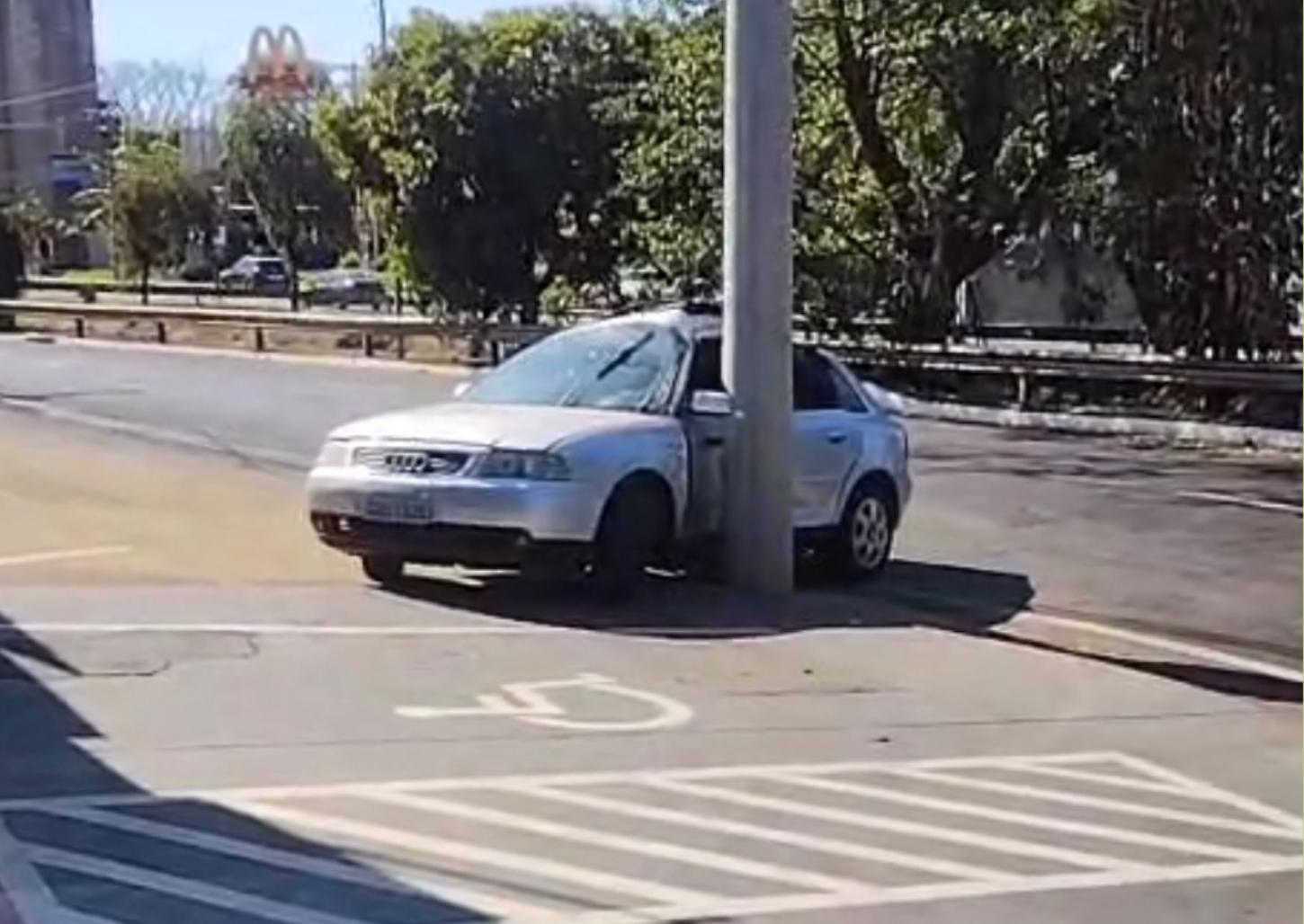 Motorista bate carro em poste na avenida Ismal Alonso y Alonso