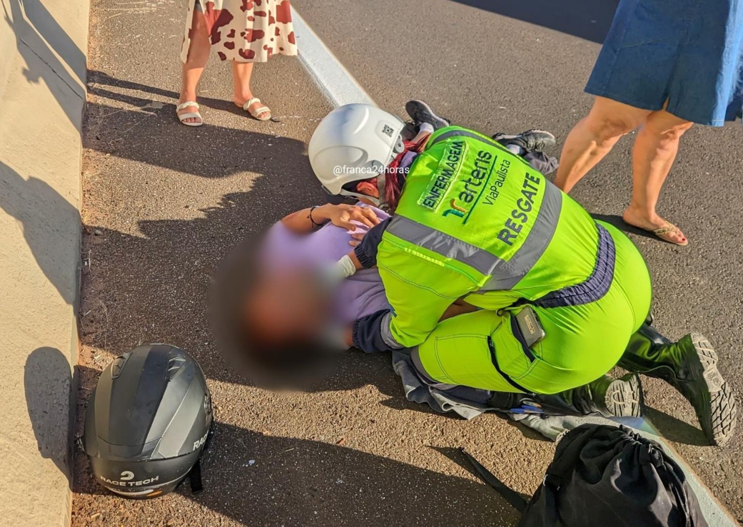 Jovem bate moto em mureta de proteção na Cândido Portinari