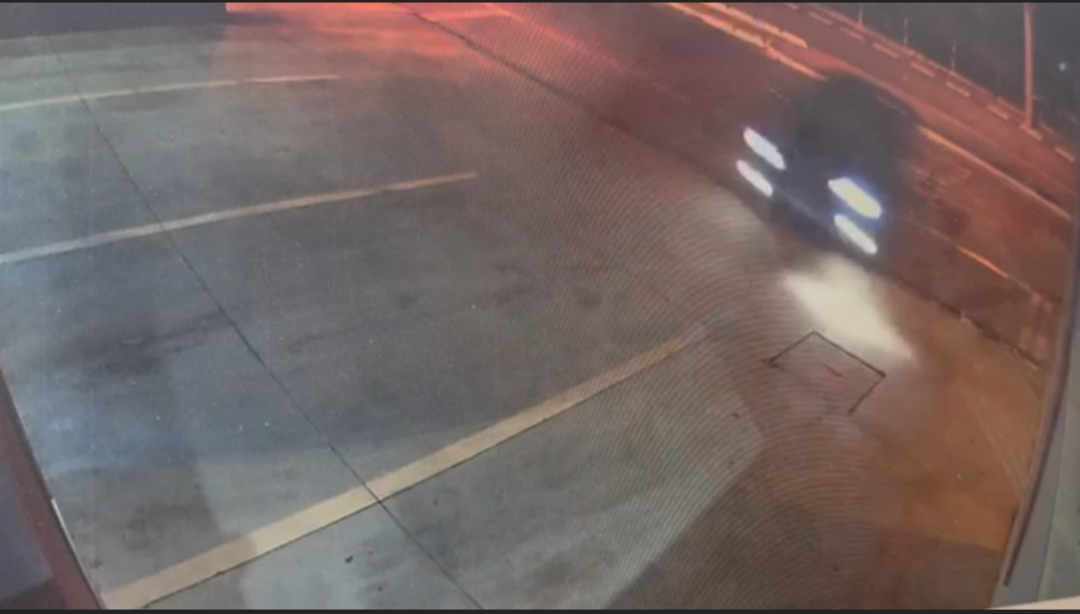 Motorista perde controle e derruba portão de salão de festa no Moema