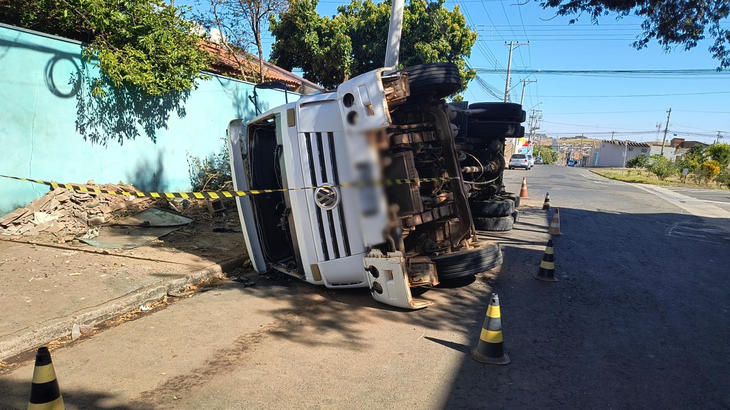 Caminhão tombou no Jardim Aviação após perder os freios
