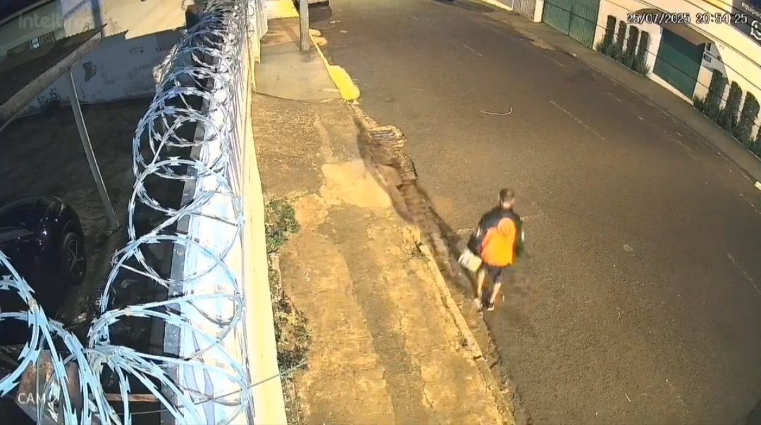 Vândalo arremessa tijolo e quebra vidro de carro em estacionamento