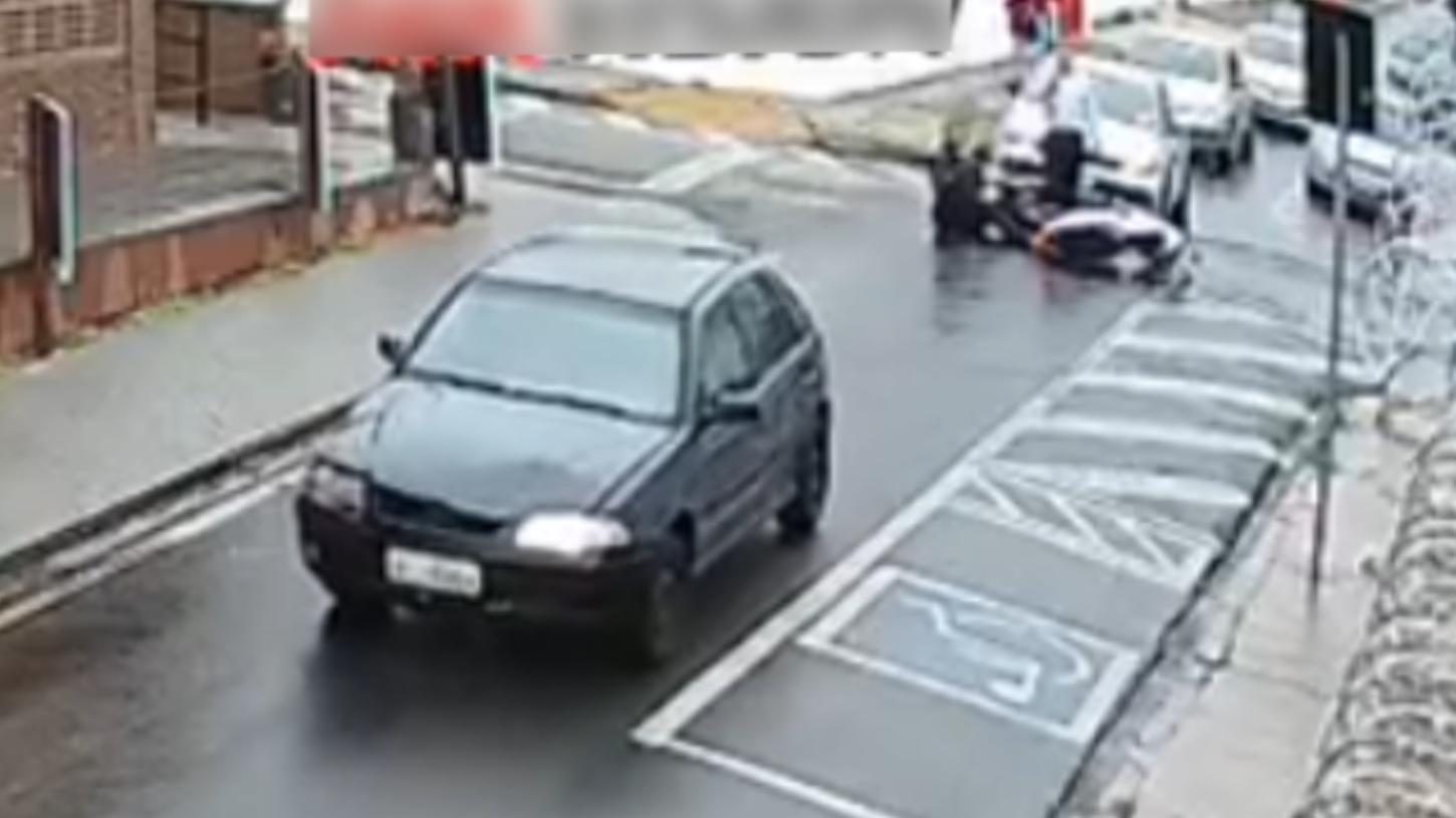 Motociclista é atingida por carro, e motorista foge sem prestar socorro
