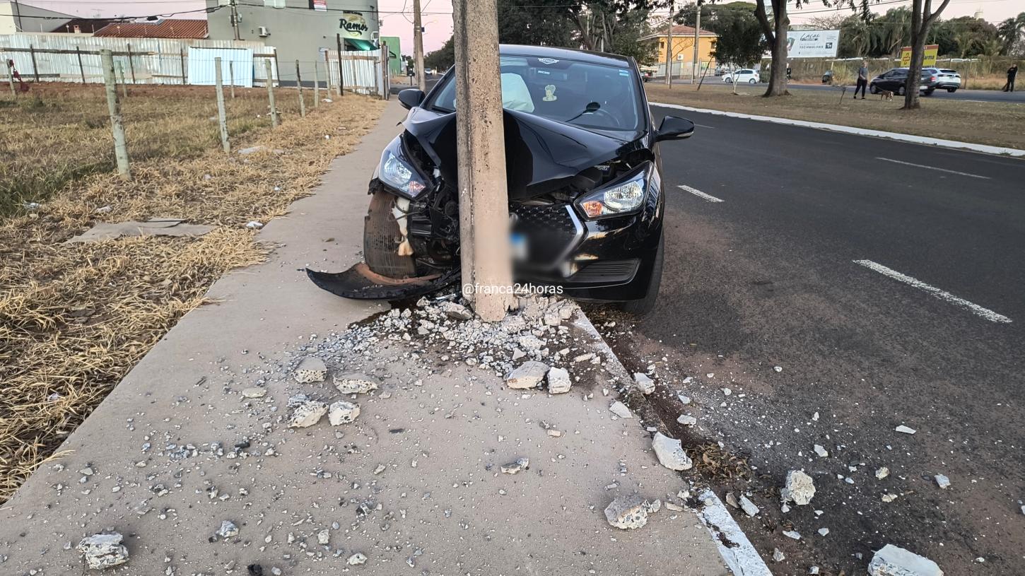 Motorista bate carro em poste e abandona veículo