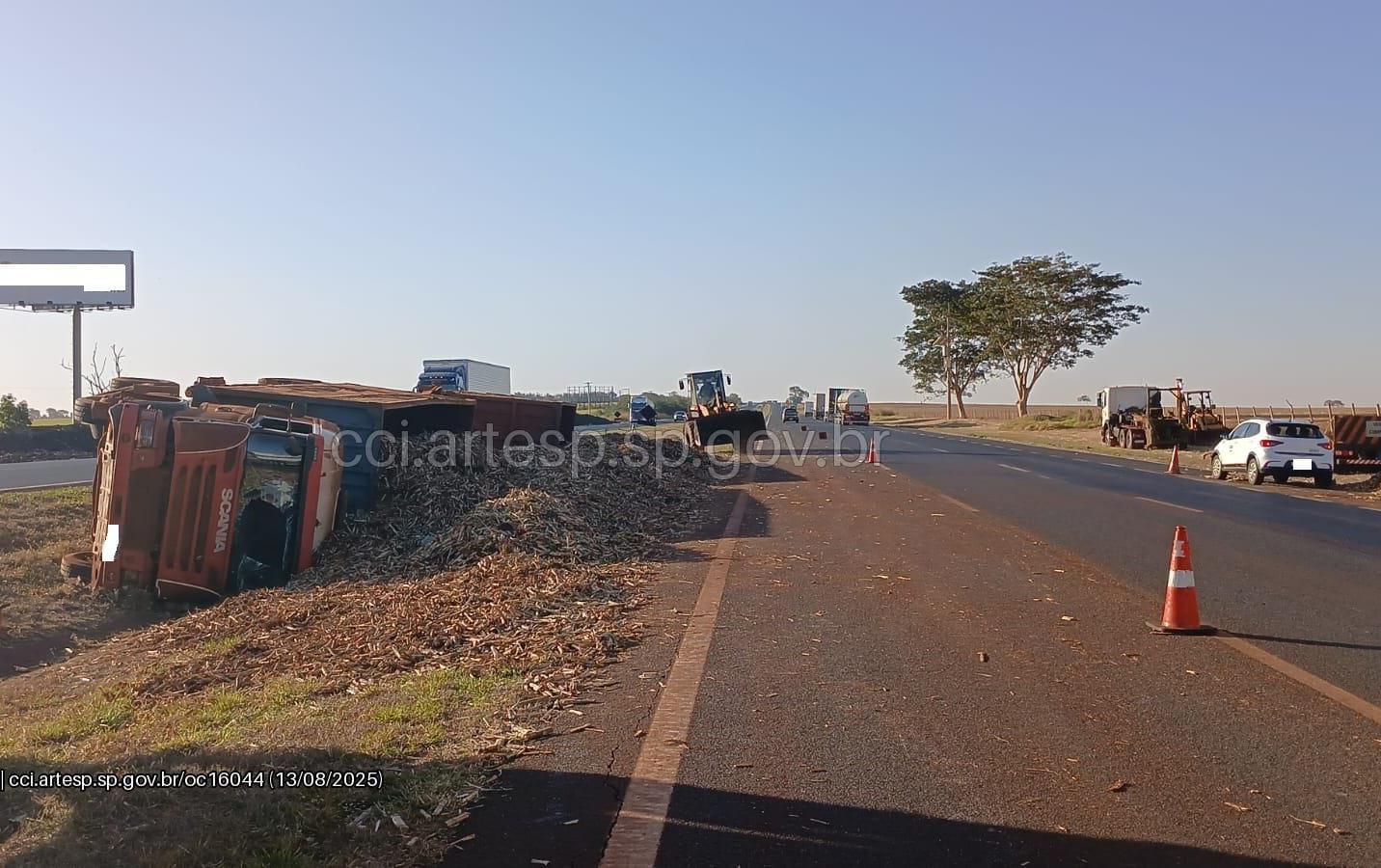 Carreta com cana-de-açúcar tomba e motorista fica ferido em rodovia