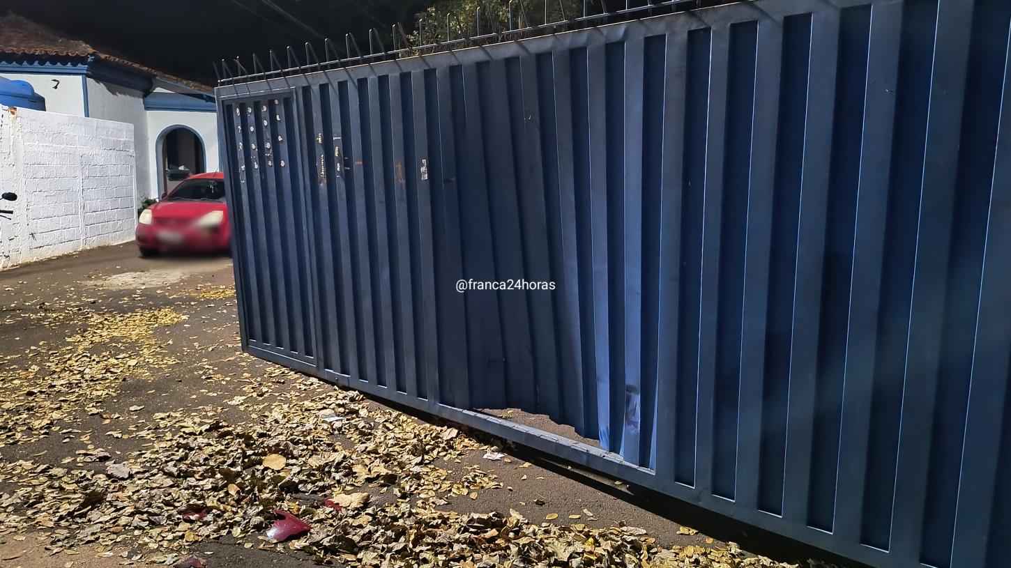 Motorista sob efeito de cocaína bate carro em portão do Fernando Costa