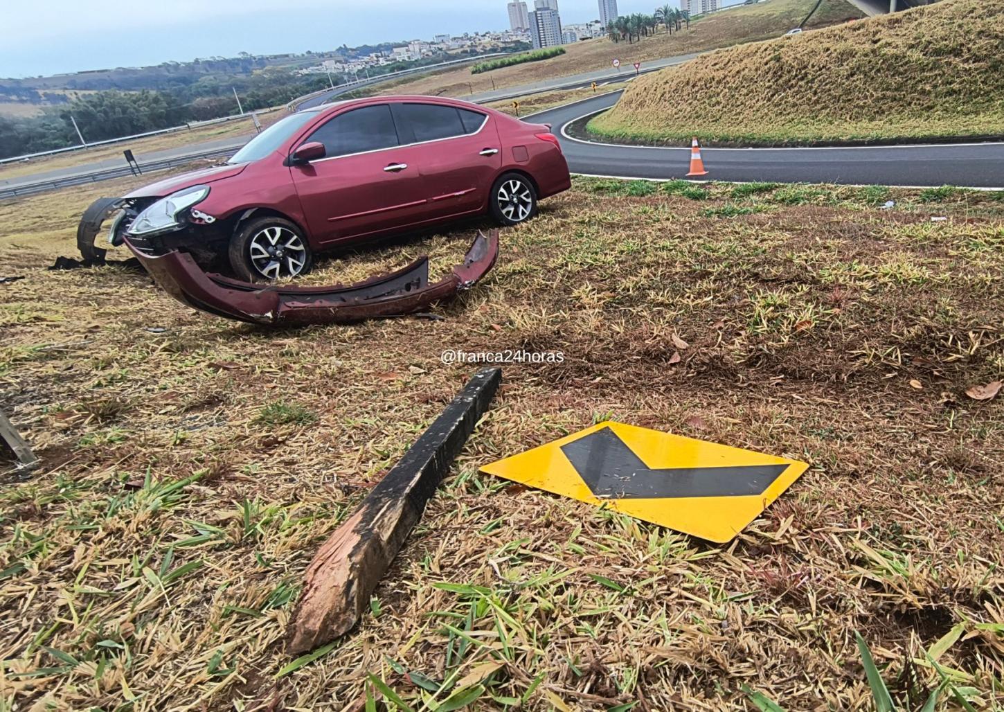 Motorista sobe em barranco e derruba placa de sinalização em rodovia