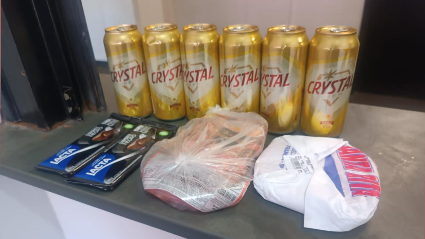 Mulher é detida após furtar cervejas e pacote de linguiça em supermercado