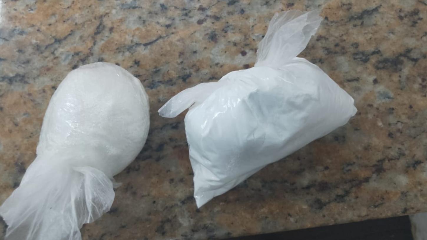 Mulher é presa após mãe denunciar agressão e esconderijo de drogas