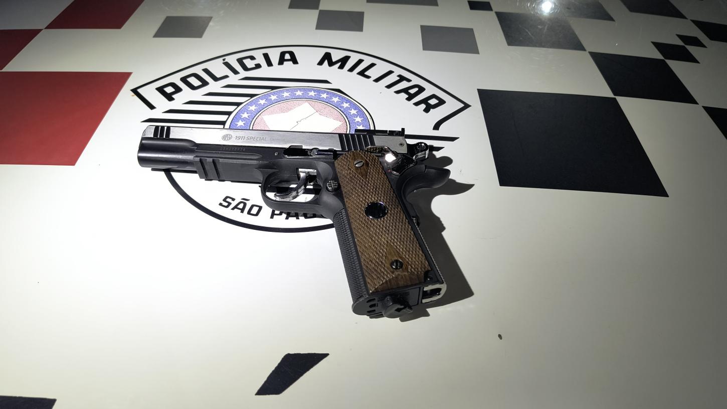 Homem é detido pela PM com réplica de pistola em bar no Jardim Tropical