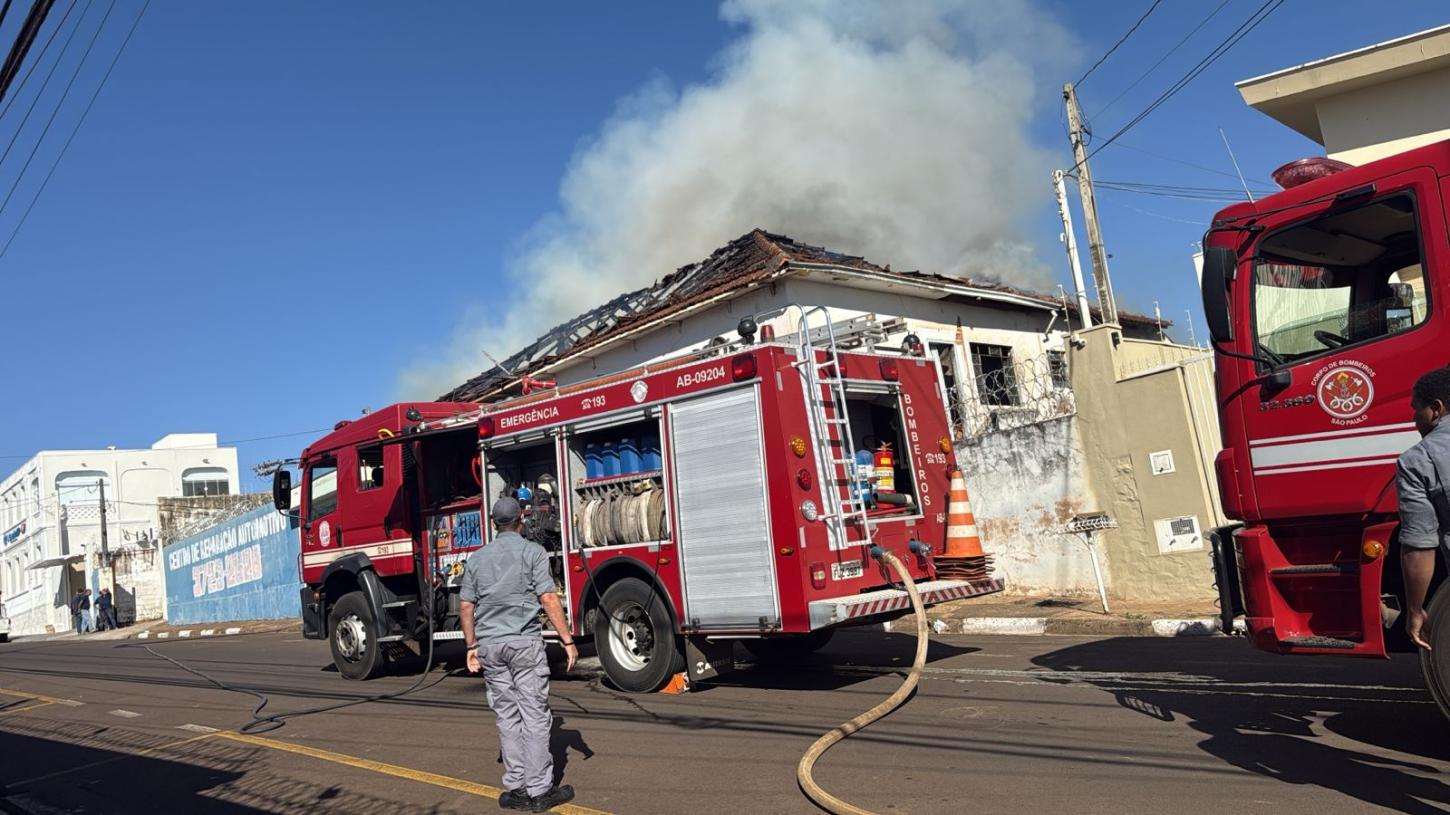 Suposta briga entre moradores de rua termina com casa incendiada na Estação