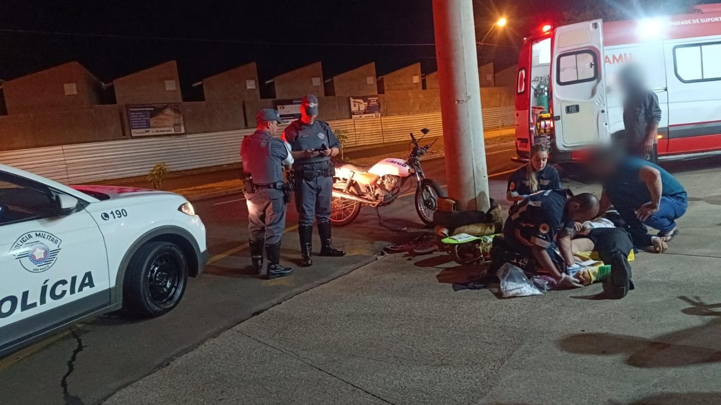 Colisão entre motos deixa duas pessoas feridas em avenida