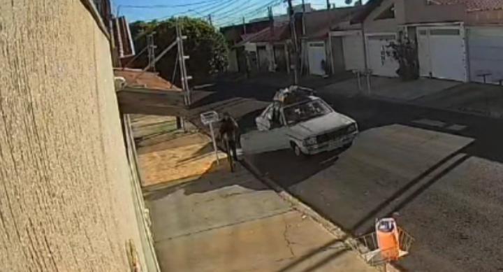 Recicladora encontra mochila em lixeira e devolve ao dono