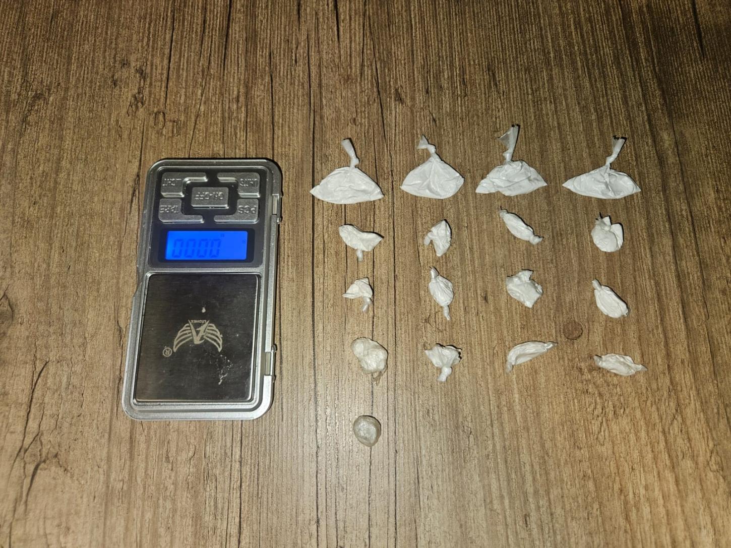 Traficante é preso pela PM após tentativa de fuga dentro de condomínio