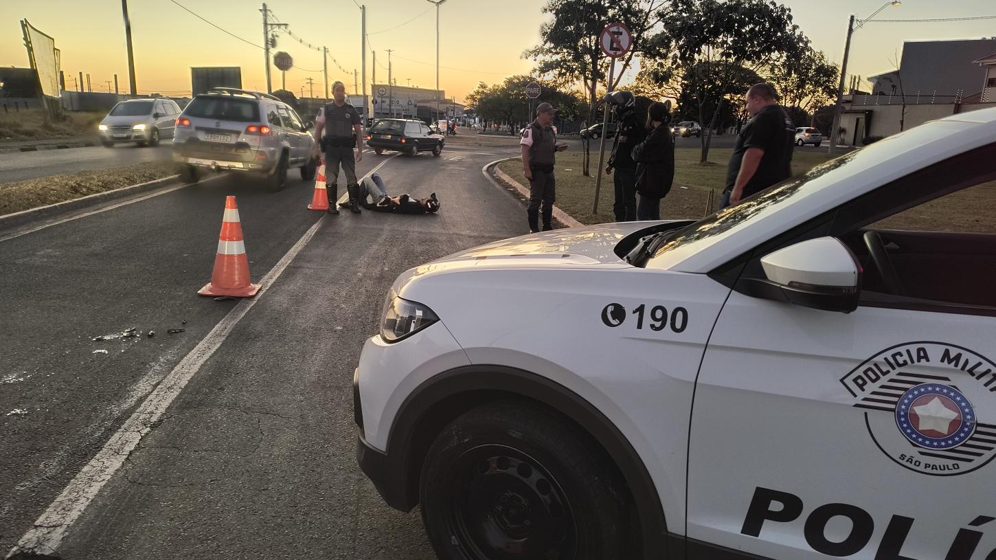 Óleo na pista causa queda de motociclista na Adhemar de Barros
