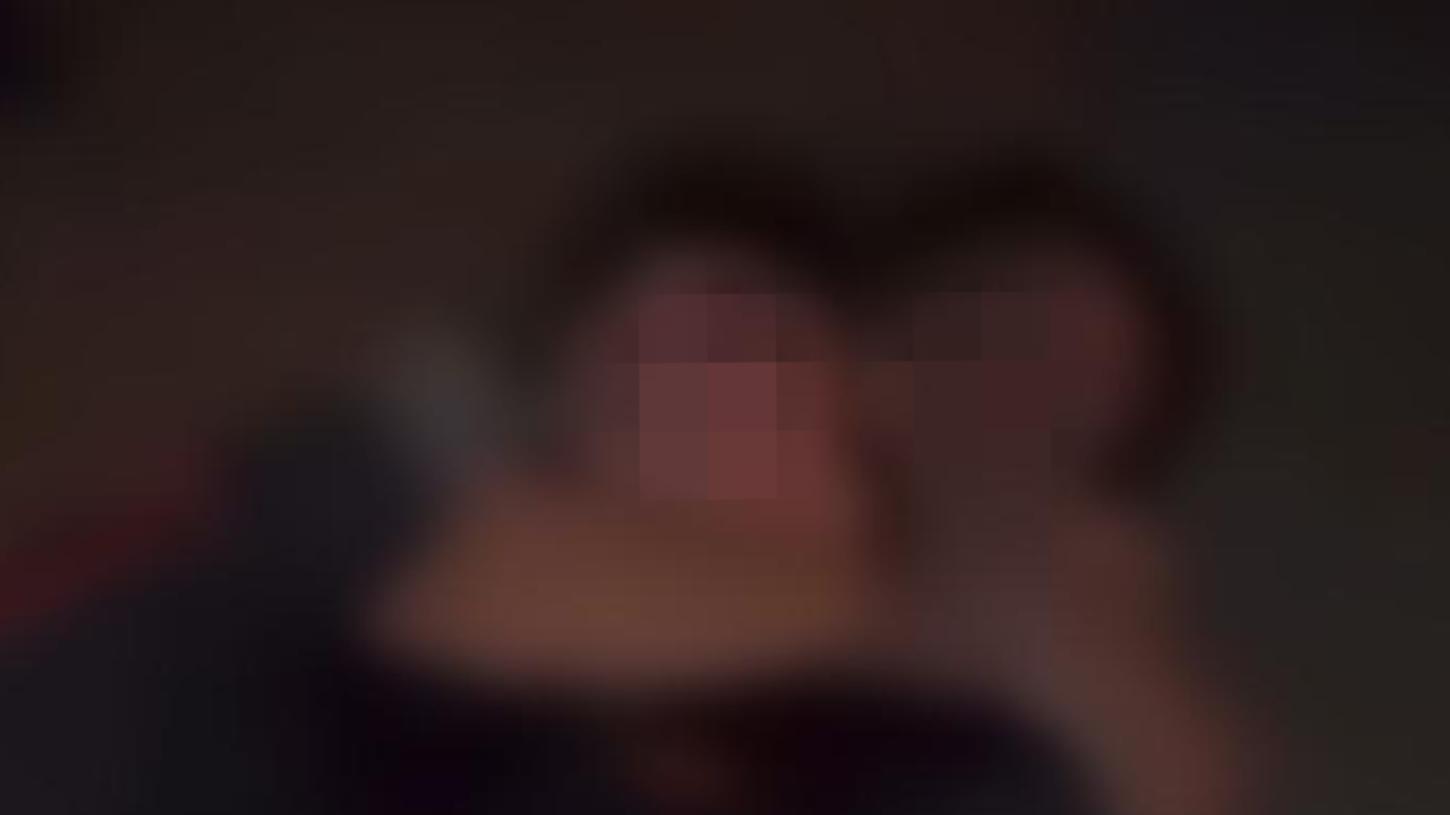 Vídeo mostra estudante aplicando mata-leão em briga na porta de escola